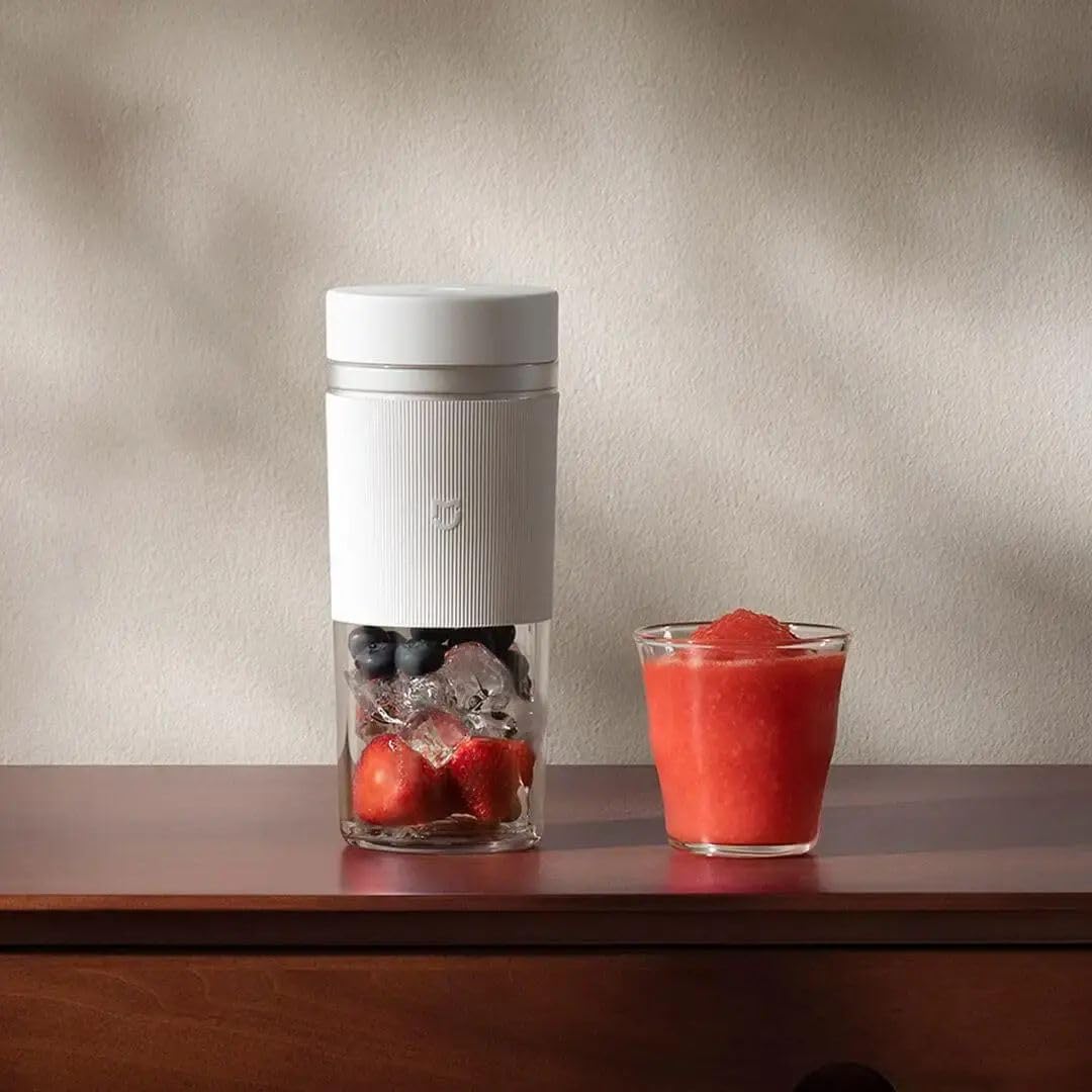 White Xiaomi Mijia portable blender cup with a sleek design, ideal for making smoothies on the go.