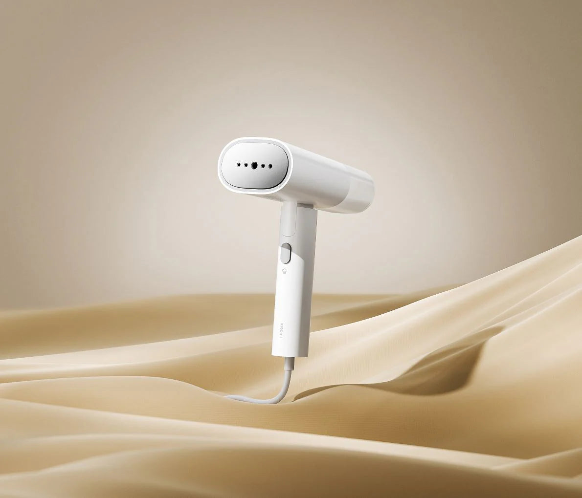 Xiaomi MIJIA handheld garment steamer with a compact design and steam nozzle for quick fabric steaming.