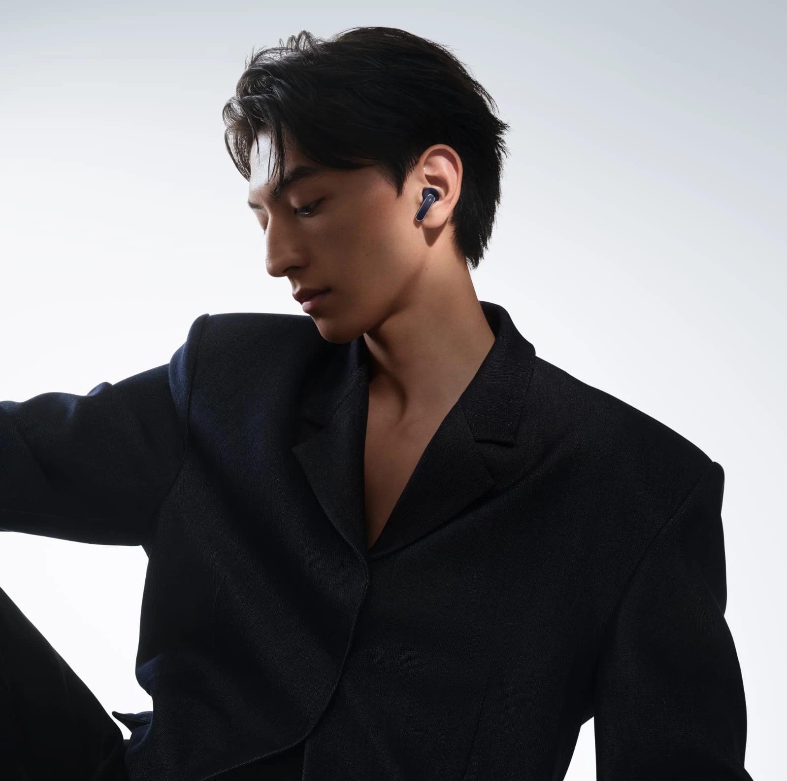 Huawei FreeBuds Pro 5 blue wireless earbuds with dual-engine active noise cancellation and IP57 water resistance.